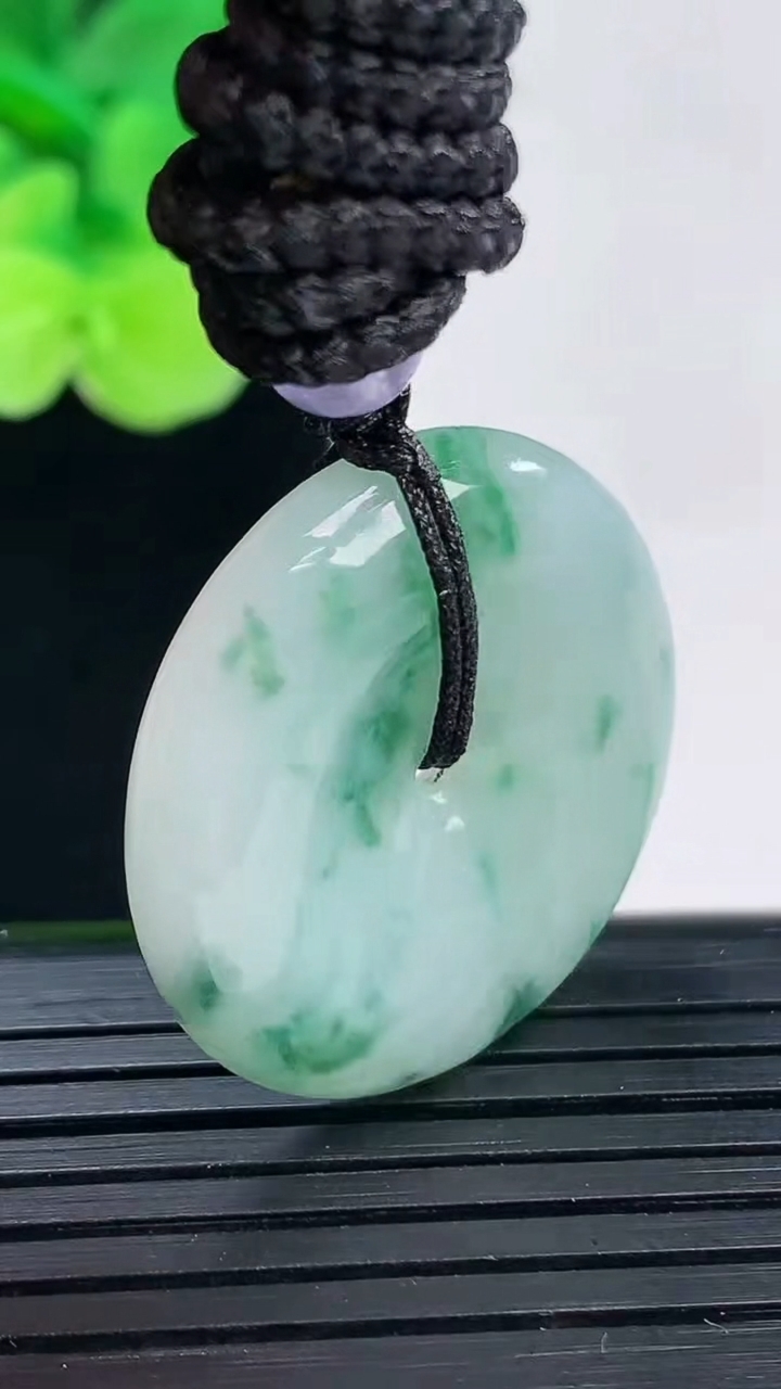 天然A货翡翠飘花平安扣吊坠尺寸28-5.8重:9.39g 64
4月6日