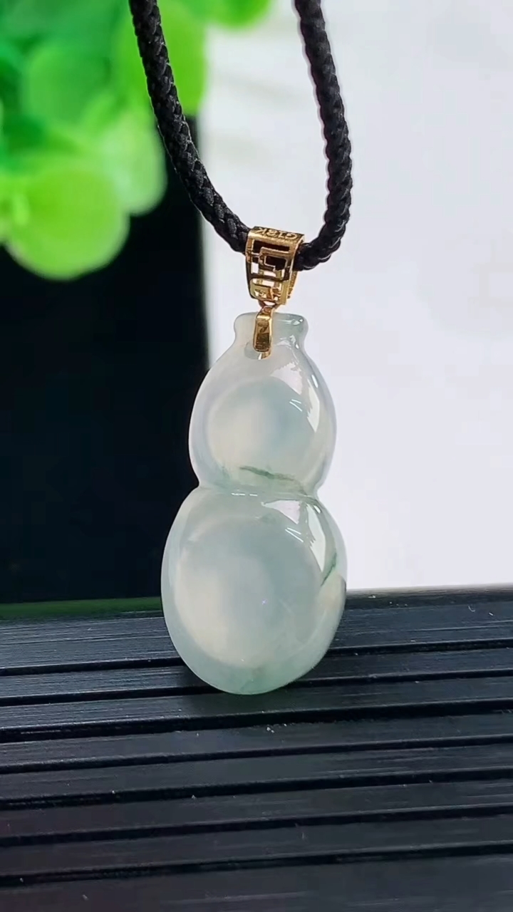 天然A货翡翠18K金飘花葫芦吊坠尺寸28.1-13.1-4.6重:1.95g
4月6日 637