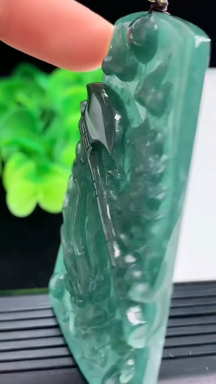 天然A货翡翠龙牌吊坠尺寸66.9-41.2-7.2重量:34.05g
4月6日