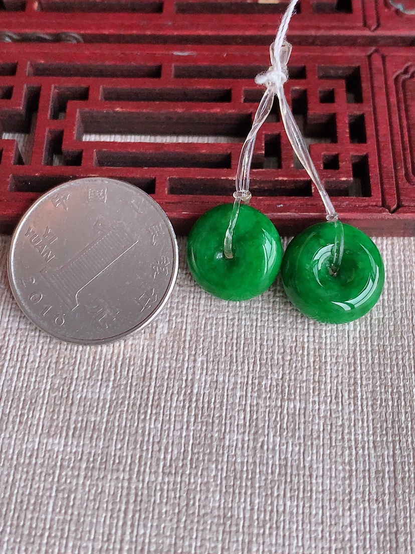 天然A货翡翠满绿阳绿平安扣吊坠一对 
尺寸15-6.3mm 重量6.06g 0403