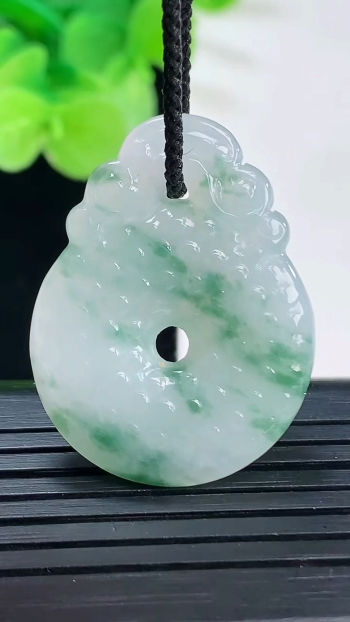 天然A货翡翠飘花雕花平安扣吊坠尺寸32-24-4.6重:6.49g 64
4月6日