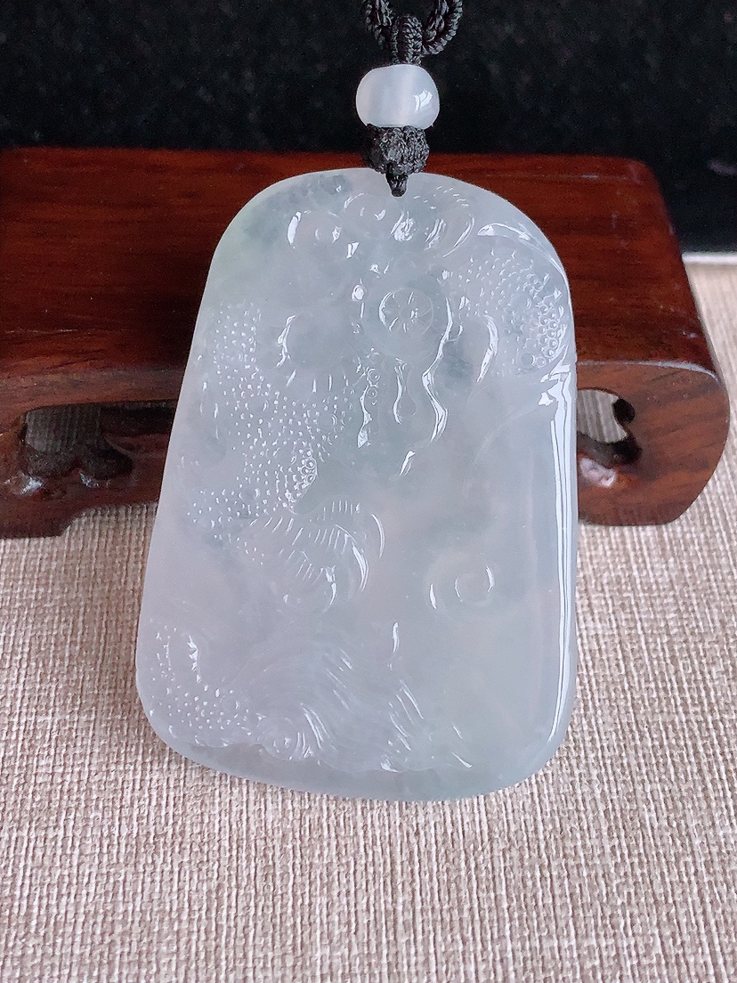 天然A货翡翠白冰白月光龙牌吊坠 
尺寸60.6-41.8-12.2mm 重量54.42g 0403