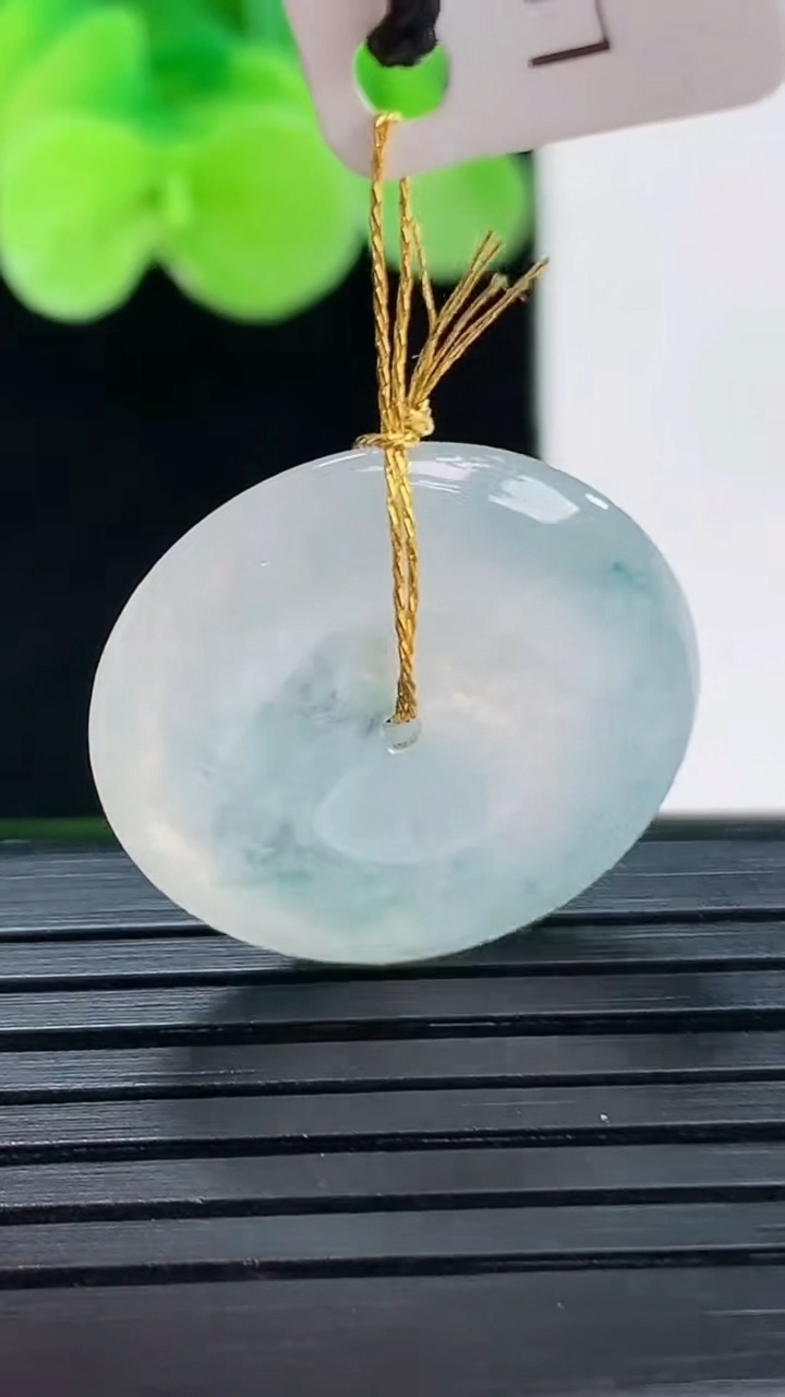 天然A货翡翠飘花平安扣吊坠尺寸21.2-4.2重量:4.47g
4月6日