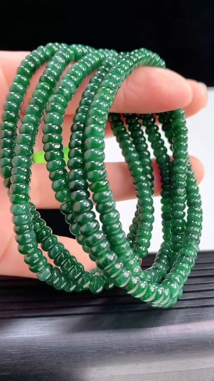 天然A货翡翠蓝水算盘珠手串5条尺寸4.7-70颗重:8.86g 7704月6日
工厂直销收藏佳品,种好水足，色泽均匀，有种有色，上手高大气！