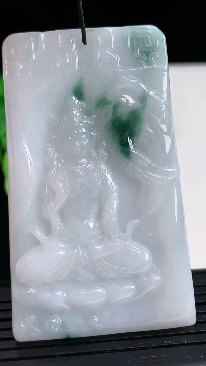 天然A货翡翠飘花普贤菩萨吊坠尺寸64.4-39.1-5.6重量:34.71g
4月6日