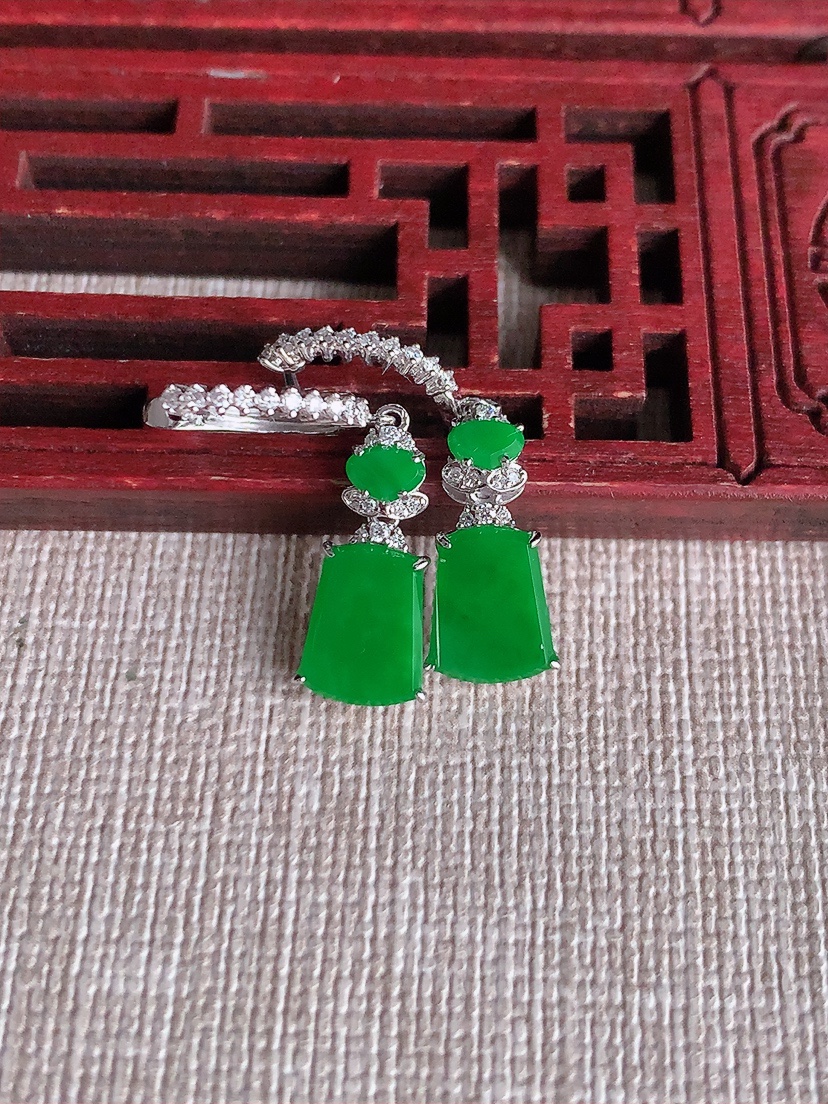 天然A货翡翠18K金伴钻镶嵌阳绿无事牌耳坠 
尺寸9-6.6-2.6mm 重量2.58g 0403