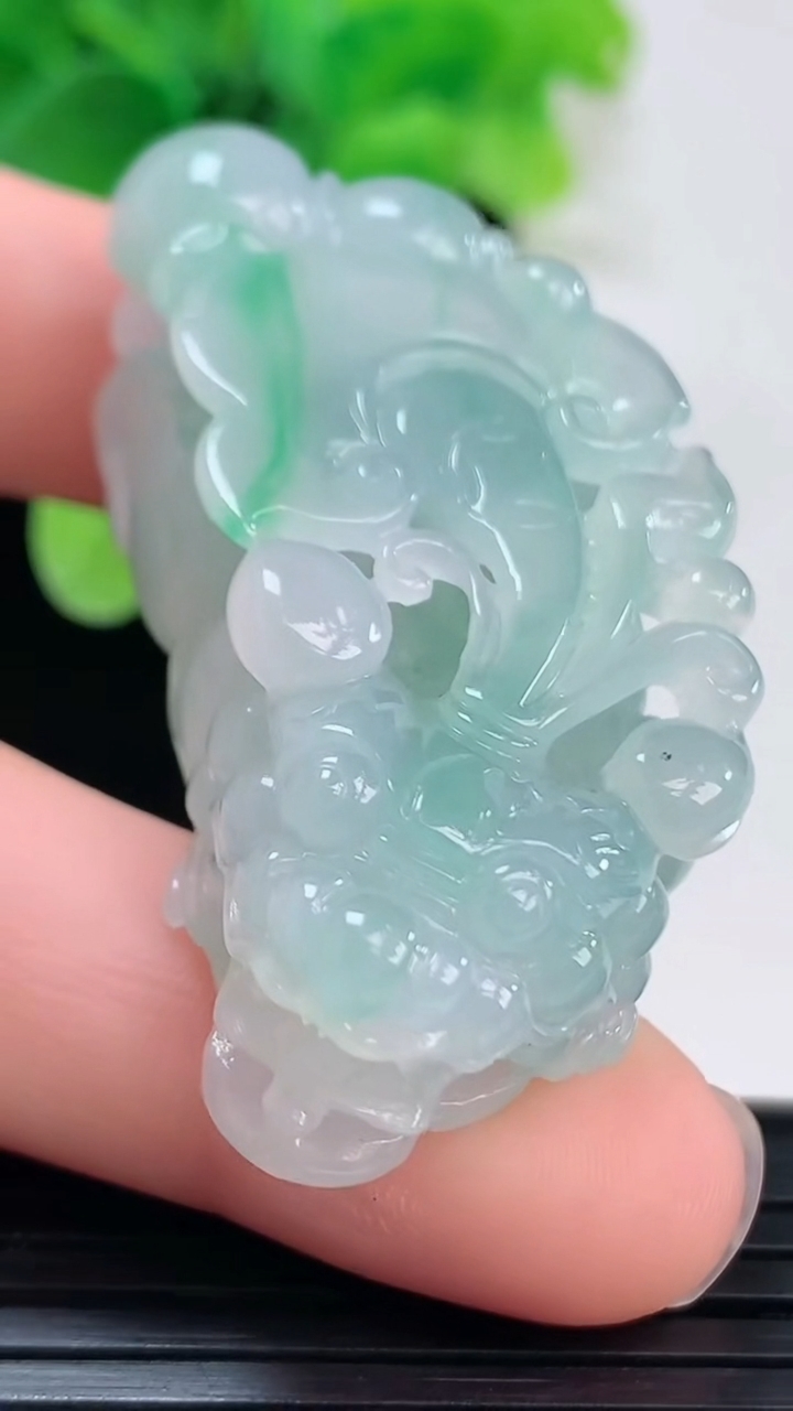 天然A货翡翠貔貅吊坠尺寸48-21.8-14.1重量:28.01g
4月6日