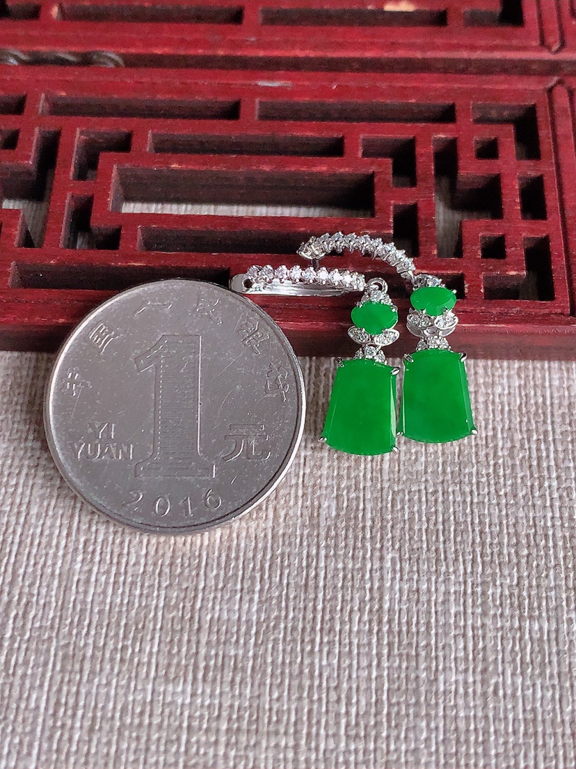 天然A货翡翠18K金伴钻镶嵌阳绿无事牌耳坠 
尺寸9-6.6-2.6mm 重量2.58g 0403