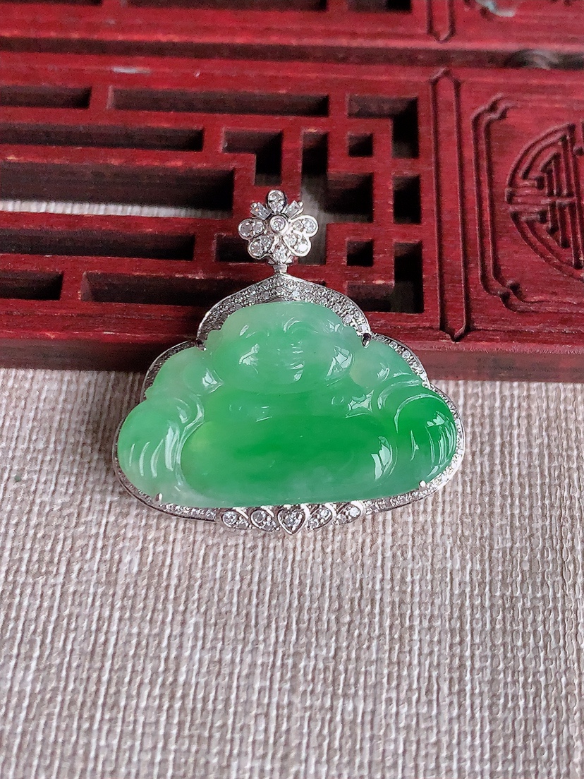 天然A货翡翠18K金伴钻镶嵌满绿佛公吊坠 
尺寸29.5-29.8-7裸石16.6-27.6mm 重量6.73g 0403