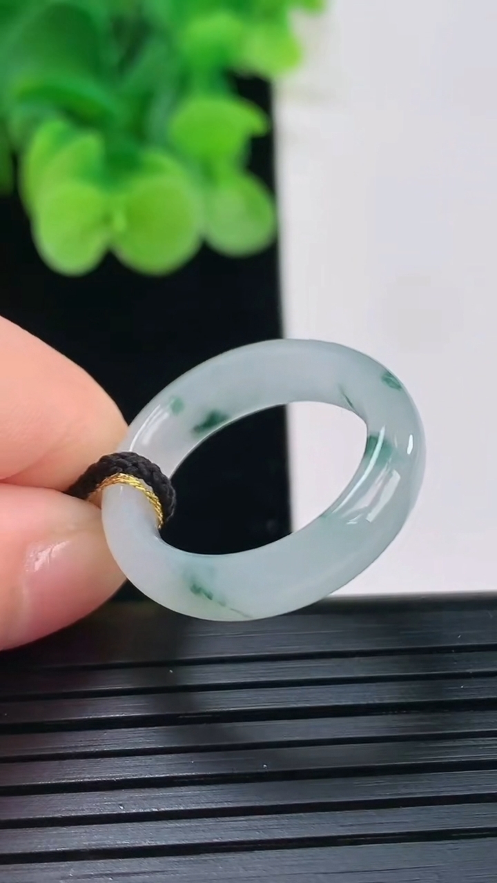 天然A货翡翠飘花指环戒指尺寸17.5-5.6-3.5重量:3.78g2026年4月7日
工厂直销收藏佳品,种好水足，色泽均匀，有种有色，上手高大气！