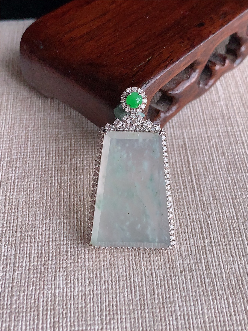 天然A货翡翠18K金伴钻镶嵌晴水雪花棉无事牌吊坠 
尺寸38-20.8-7.7裸石26-17.6mm 重量6.75g 0403