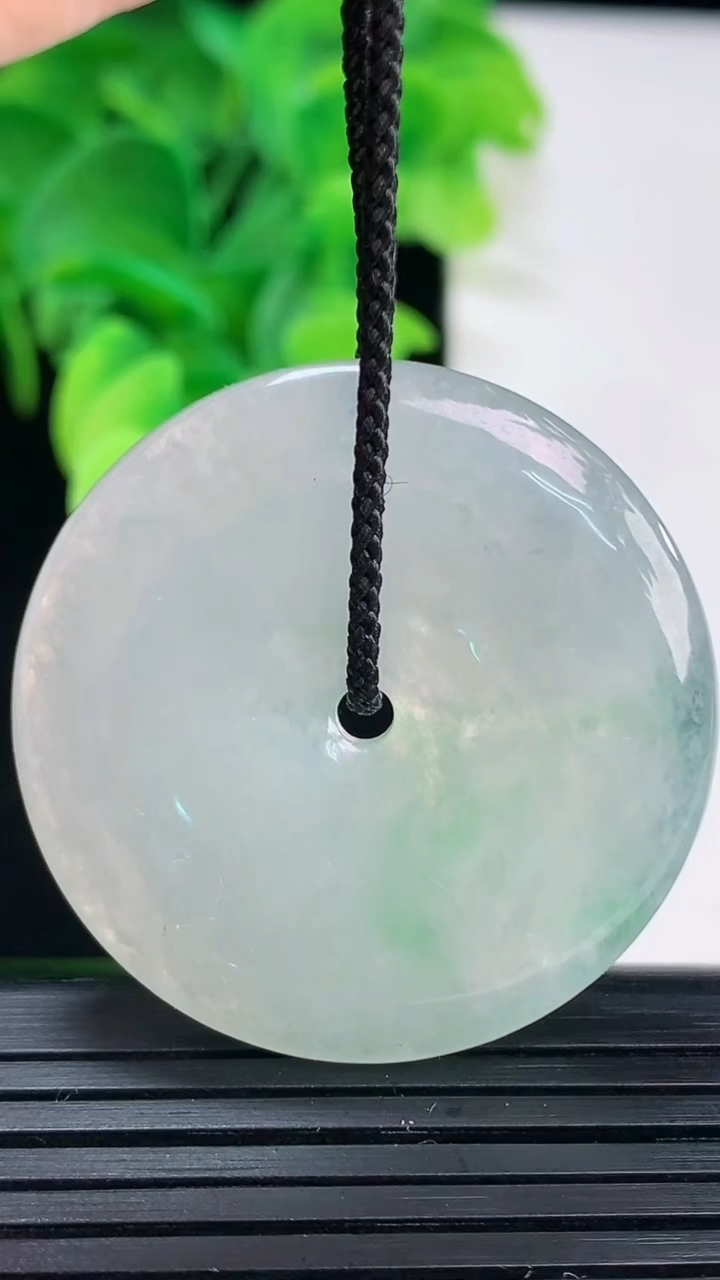 天然A货翡翠平安扣吊坠尺寸35.7-5.7重量:16.43g
4月6日