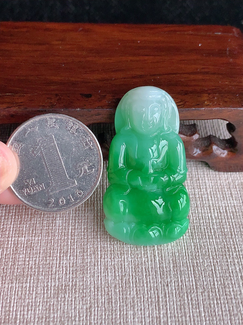 天然A货翡翠飘绿正装观音吊坠  
尺寸40.3-21.8-6.3mm 重量11.43g 0403