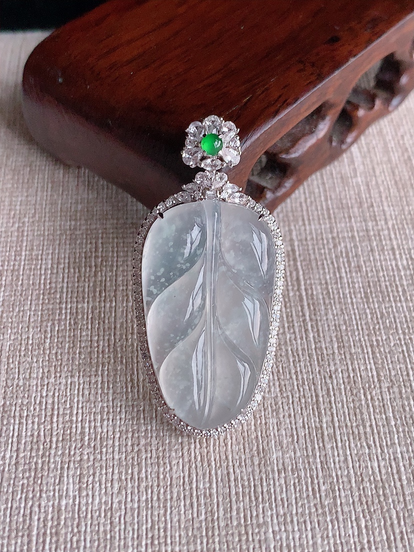 天然A货翡翠18K金伴钻镶嵌白冰白月光雪花棉叶子金枝玉叶吊坠 
尺寸43.5-20.8-8裸石30.3-17.8mm 重量6.88g 0403