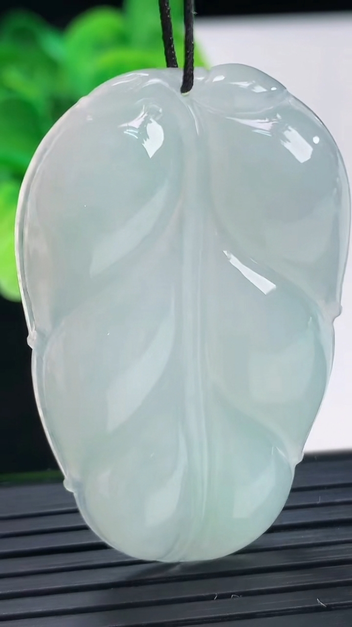 天然A货翡翠金枝玉叶 叶子吊坠尺寸50.9-30.5-6.2重量:17.56g
4月6日