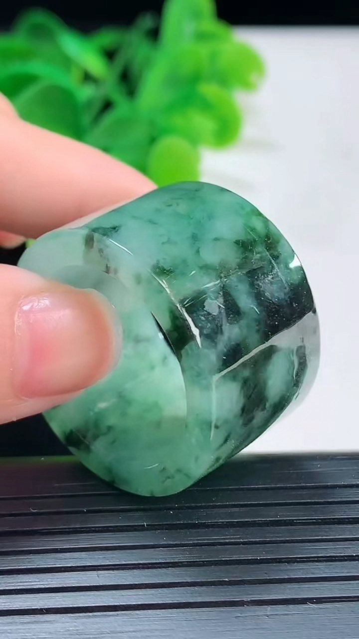 天然A货翡翠飘花指环扳指尺寸23.4-19.4-4.1重:20.96g 662026年4月6日
工厂直销收藏佳品,种好水足，色泽均匀，有种有色，上手高大气！