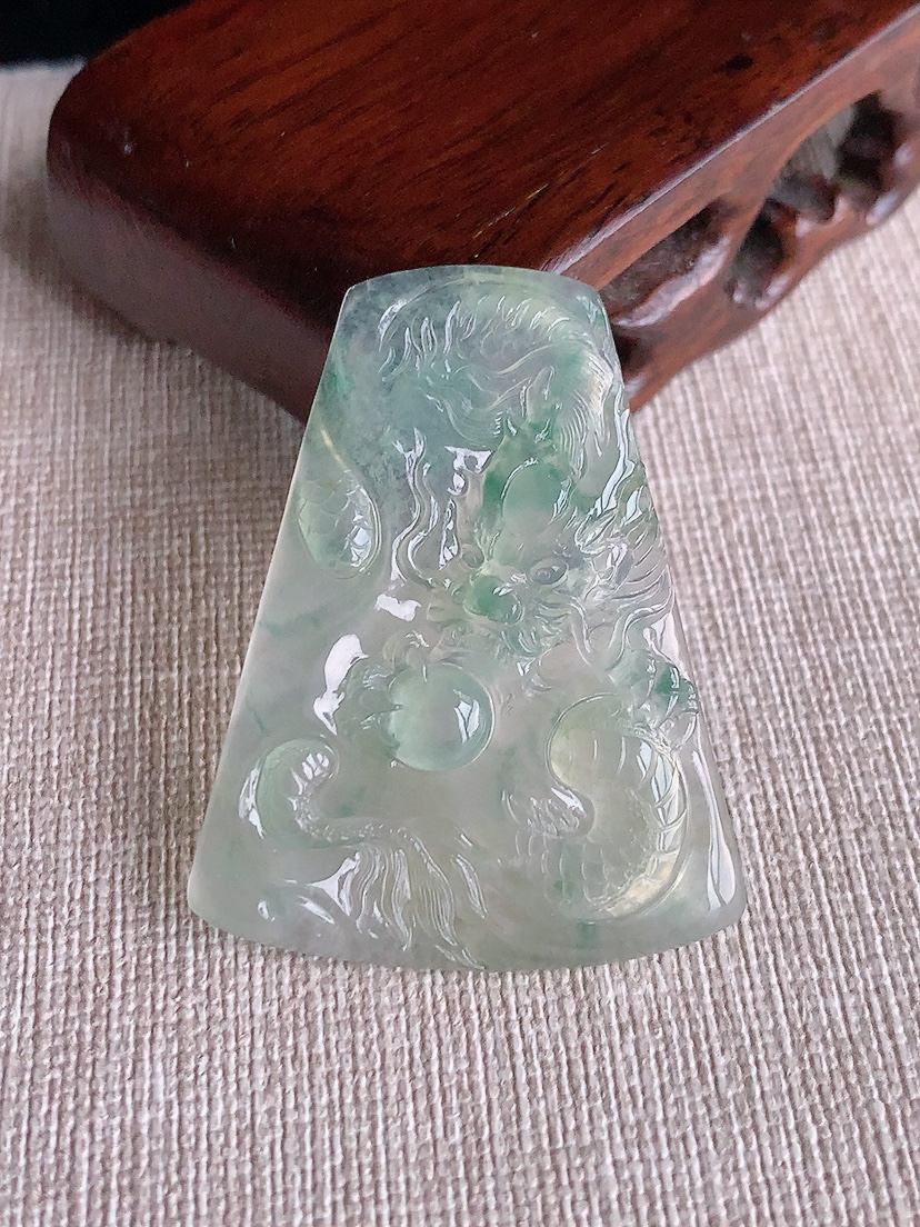 天然A货翡翠飘花龙牌吊坠 
尺寸43-33.8-4.8mm 重量11.12g 0403