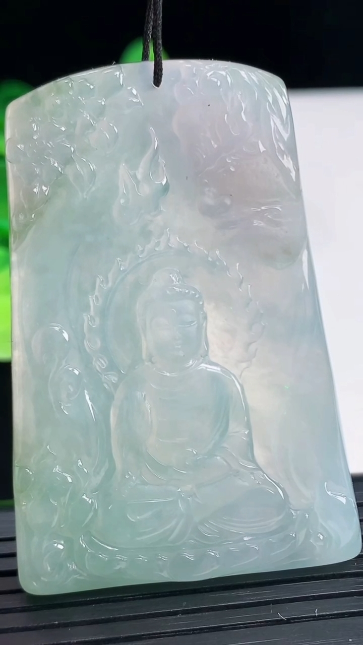 天然A货翡翠飘花阿弥陀佛吊坠尺寸57.1-38.6-5.3重量:29.07g
4月6日