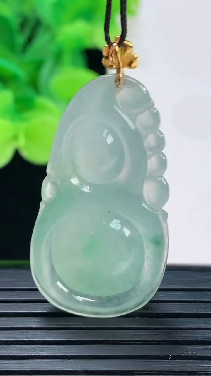 天然A货翡翠葫芦吊坠尺寸37.4-20.1-7.9重量:8.48g
4月6日