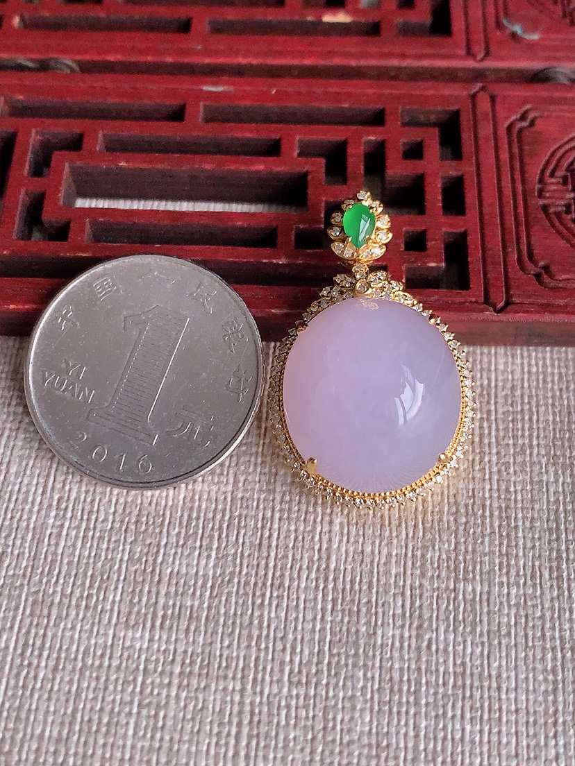 天然A货翡翠18K金伴钻镶嵌紫罗兰蛋面吊坠 
尺寸33.3-21-15.5裸石19.5-17.6mm 重量10.08g 0403