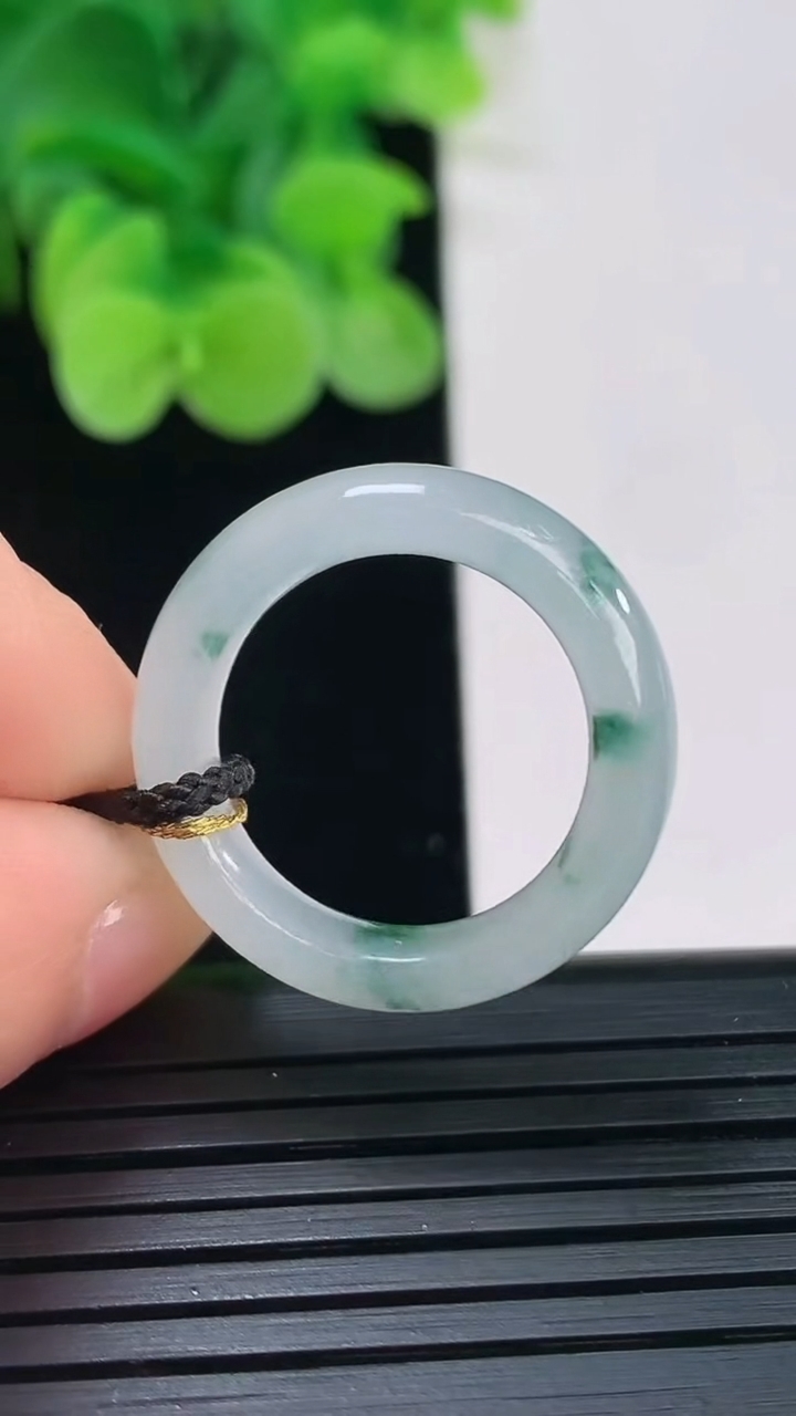 天然A货翡翠飘花指环戒指尺寸17.5-5.6-3.5重量:3.78g2026年4月7日
工厂直销收藏佳品,种好水足，色泽均匀，有种有色，上手高大气！