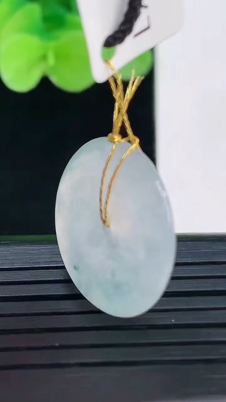 天然A货翡翠飘花平安扣吊坠尺寸21.2-4.2重量:4.47g
4月6日