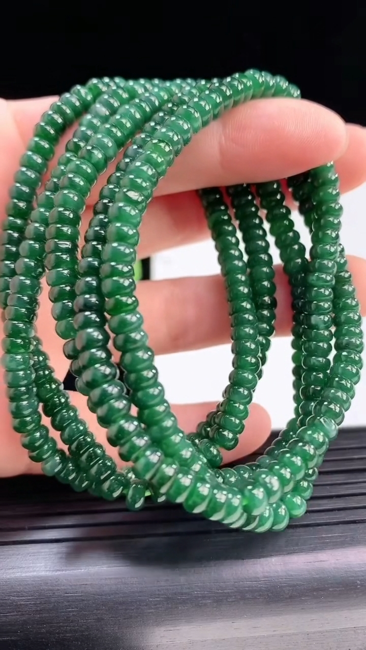 天然A货翡翠蓝水算盘珠手串5条尺寸4.7-70颗重:8.86g 7704月6日
工厂直销收藏佳品,种好水足，色泽均匀，有种有色，上手高大气！