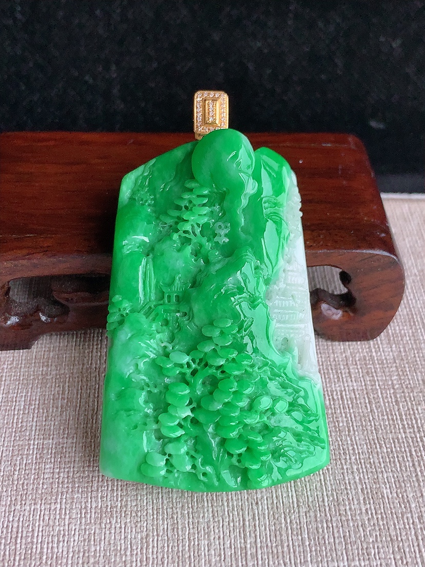 天然A货翡翠18K金伴钻镶嵌白底青飘阳绿意境山水牌吊坠  
尺寸70.6-61.5-68.8-12.5mm 重量55.40g 0403