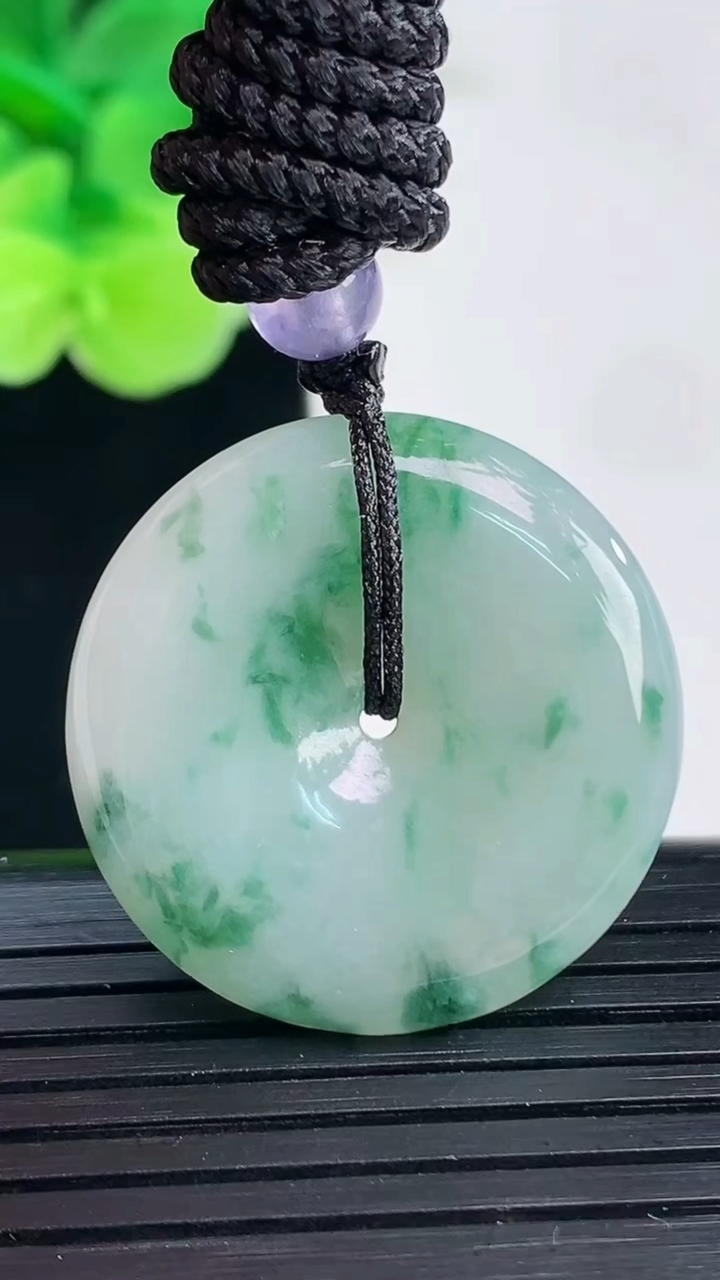 天然A货翡翠飘花平安扣吊坠尺寸28-5.8重:9.39g 64
4月6日