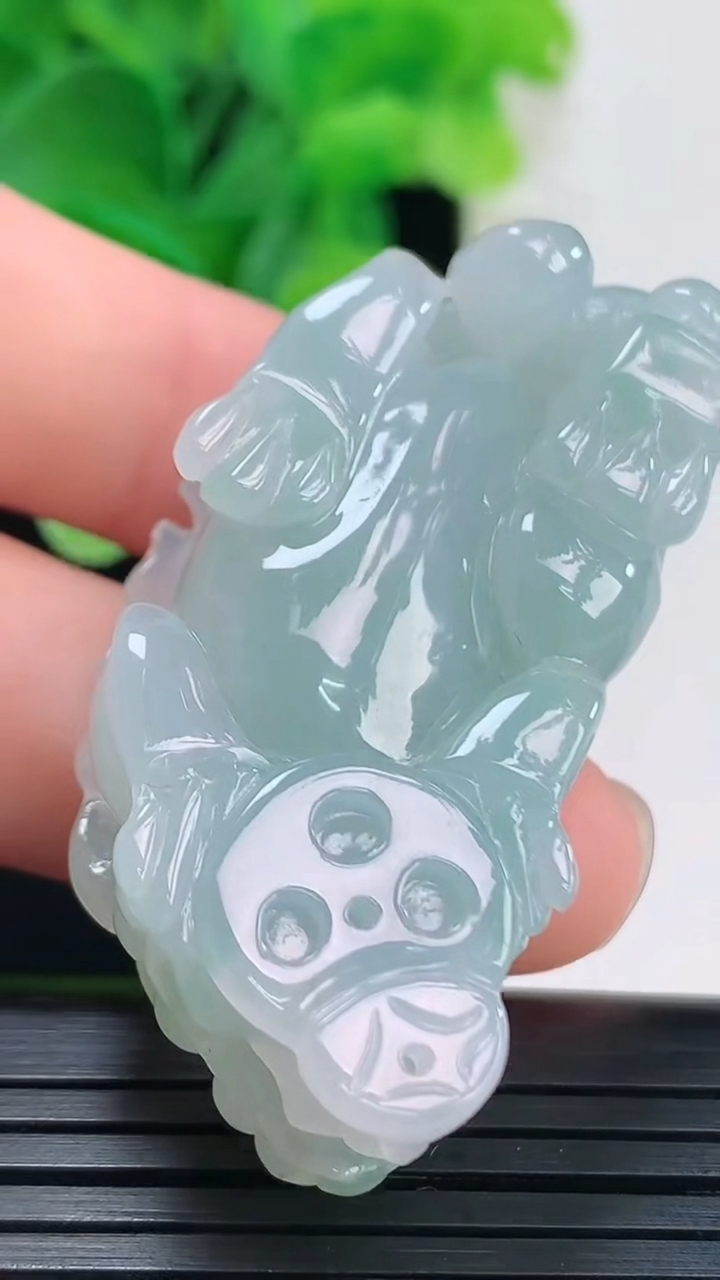 天然A货翡翠貔貅吊坠尺寸48-21.8-14.1重量:28.01g
4月6日