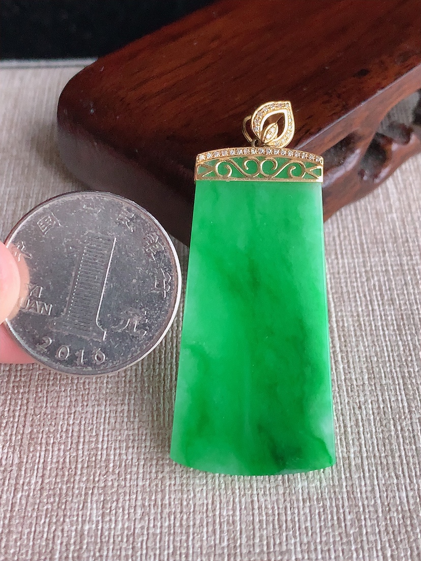 天然A货翡翠18K金伴钻镶嵌满绿无事牌吊坠 
尺寸51.6-43.3-21.8-3.5mm 重量10.38g 0403