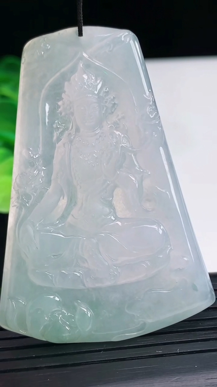 天然A货翡翠飘花大势至菩萨吊坠尺寸62.3-43.1-5.2重量:26.11g
4月6日