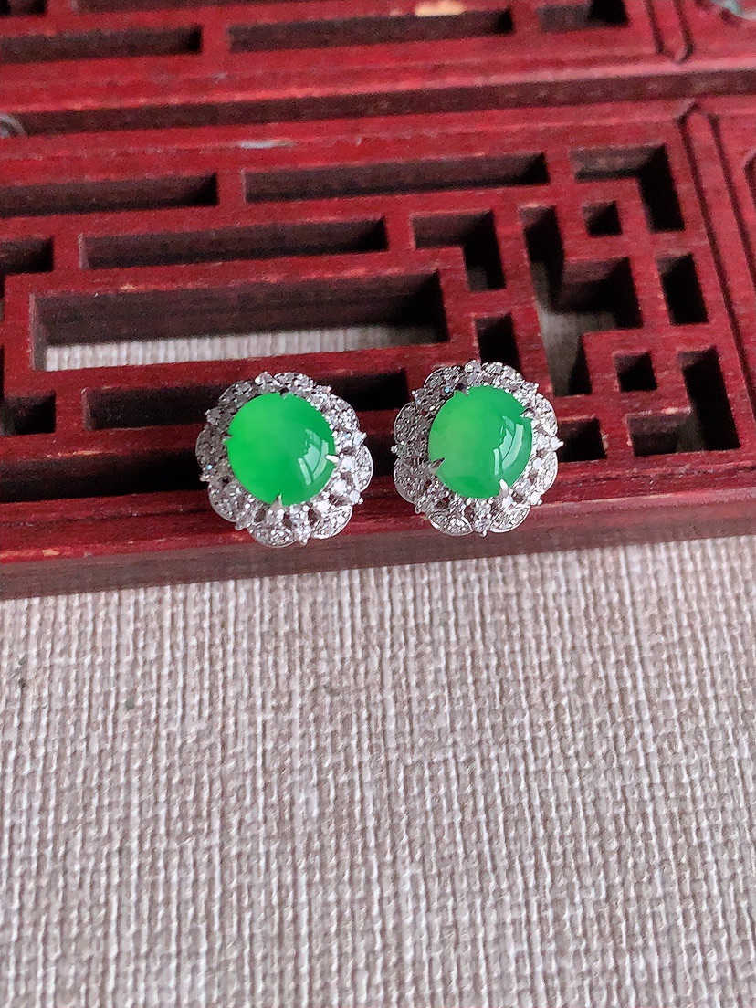 天然A货翡翠18K金伴钻镶嵌甜绿蛋面耳钉 
尺寸6.5-6mm 重量2.36g 0403