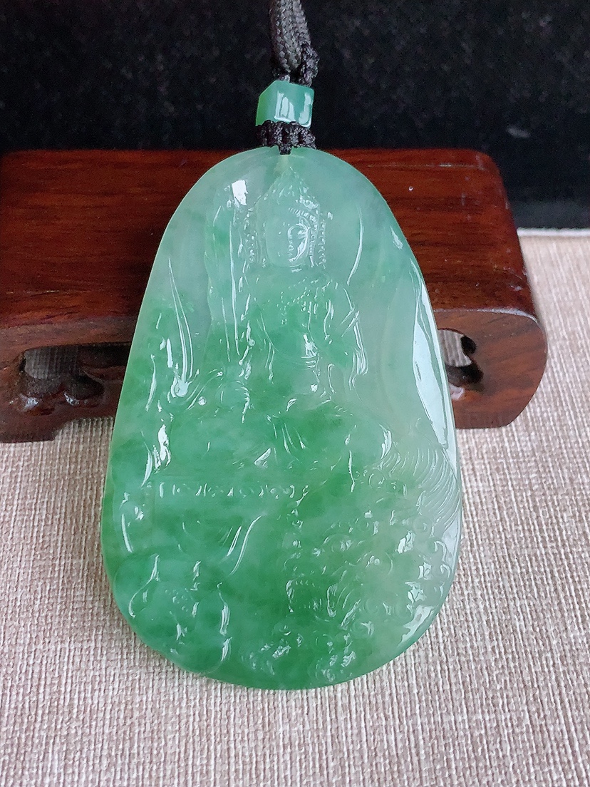 天然A货翡翠飘花大件文殊菩萨吊坠 
尺寸70.5-46-5.3mm 重量44.60g 0403