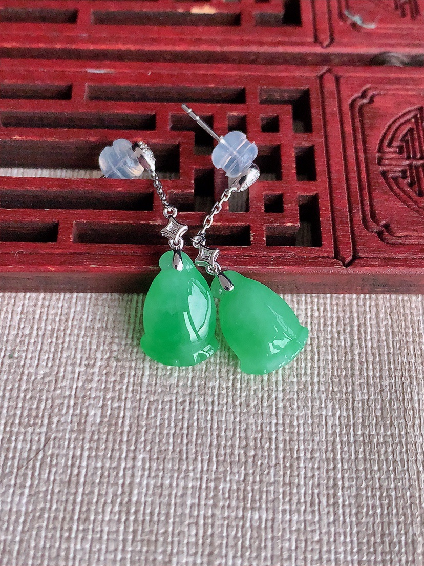 天然A货翡翠18K金扣头满绿莲蓬耳坠吊 
尺寸13.3-10-5.5mm 重量3.35g 0403