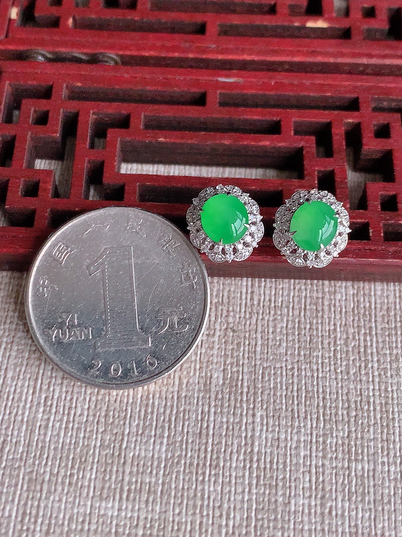 天然A货翡翠18K金伴钻镶嵌甜绿蛋面耳钉 
尺寸6.5-6mm 重量2.36g 0403