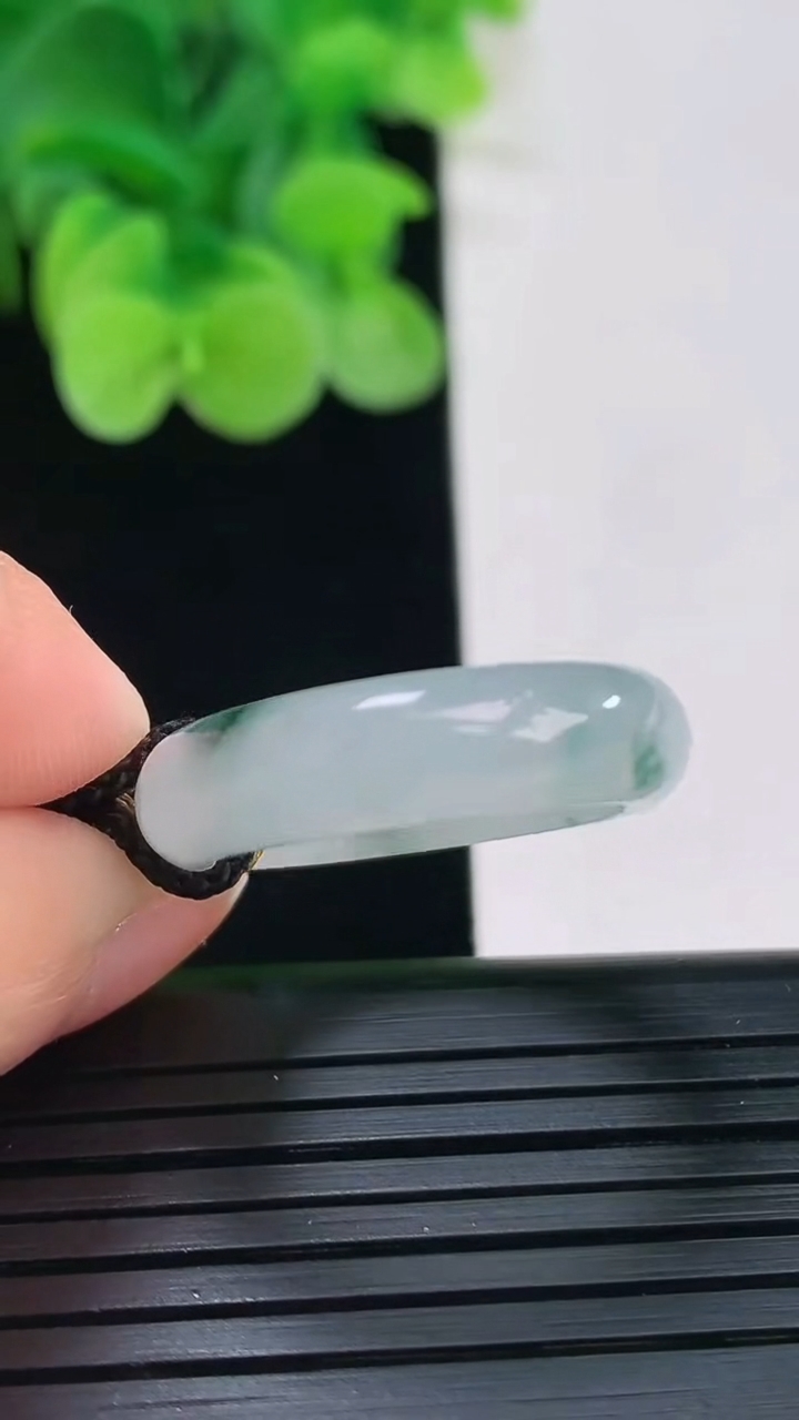 天然A货翡翠飘花指环戒指尺寸17.5-5.6-3.5重量:3.78g2026年4月7日
工厂直销收藏佳品,种好水足，色泽均匀，有种有色，上手高大气！