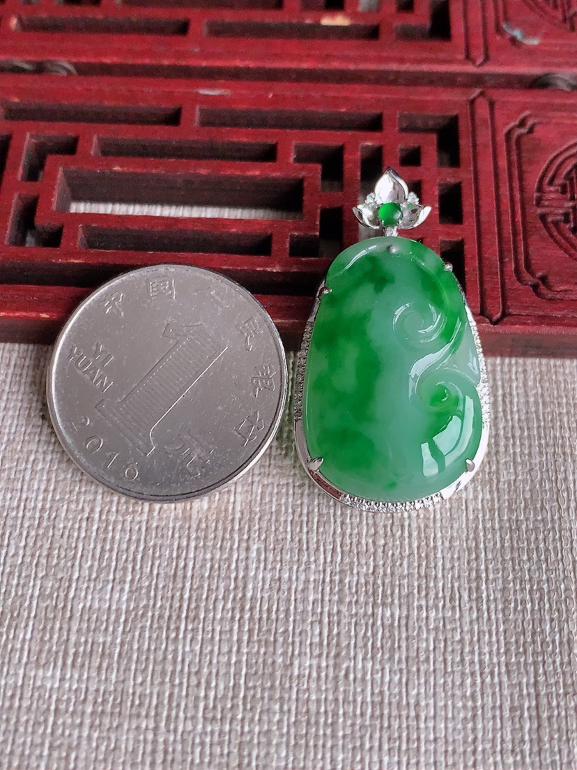 天然A货翡翠18K金伴钻镶嵌飘阳绿如意吊坠 
尺寸35.6-19.6-7.8裸石26.6-17.6mm 重量5.75g 0403