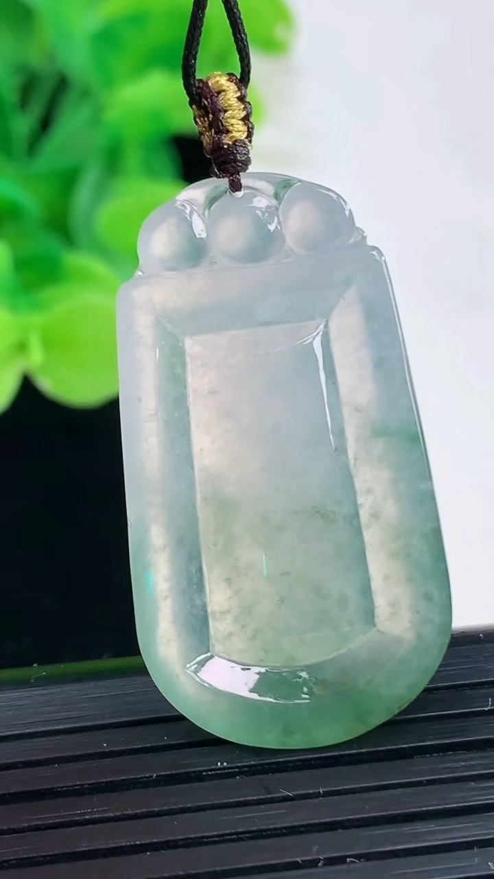 天然A货翡翠飘花无事牌吊坠尺寸37.3-20.1-4.4重量:6.90g
4月6日