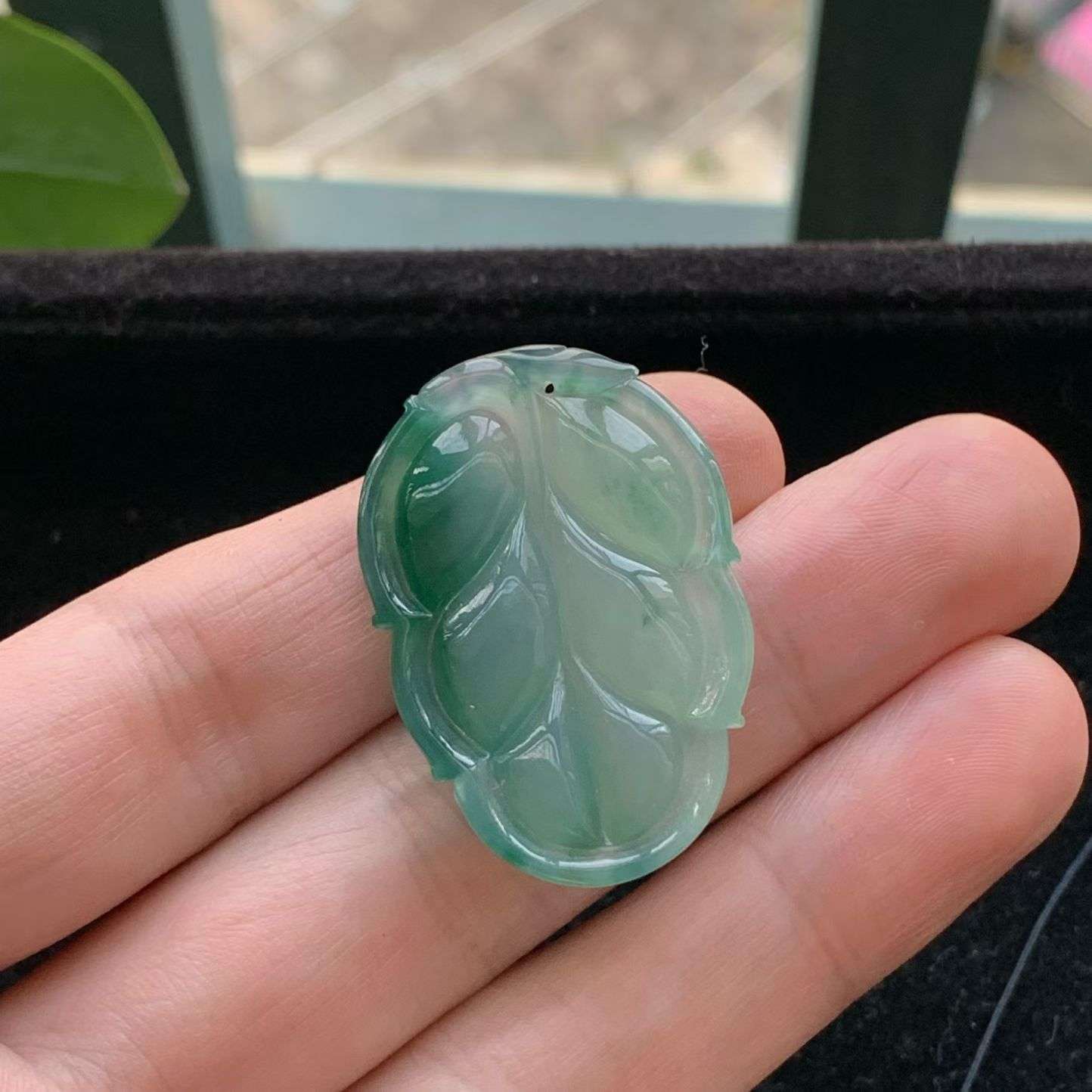 A货天然翡翠冰种飘绿叶子吊坠重量9.50
4月6日