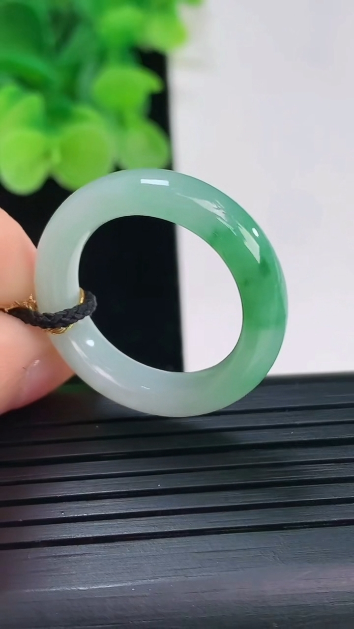 天然A货翡翠指环戒指尺寸19.2-6-3.8重量:5.06g2026年4月6日
工厂直销收藏佳品,种好水足，色泽均匀，有种有色，上手高大气！