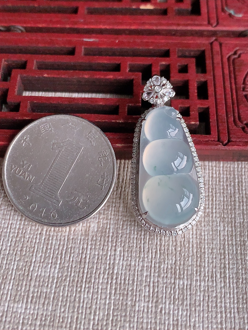 天然A货翡翠18K金伴钻镶嵌飘花四季豆福豆平安豆吊坠 
尺寸35.5-15.5-10.8裸石25.5-12.5mm 重量5.00g 0403