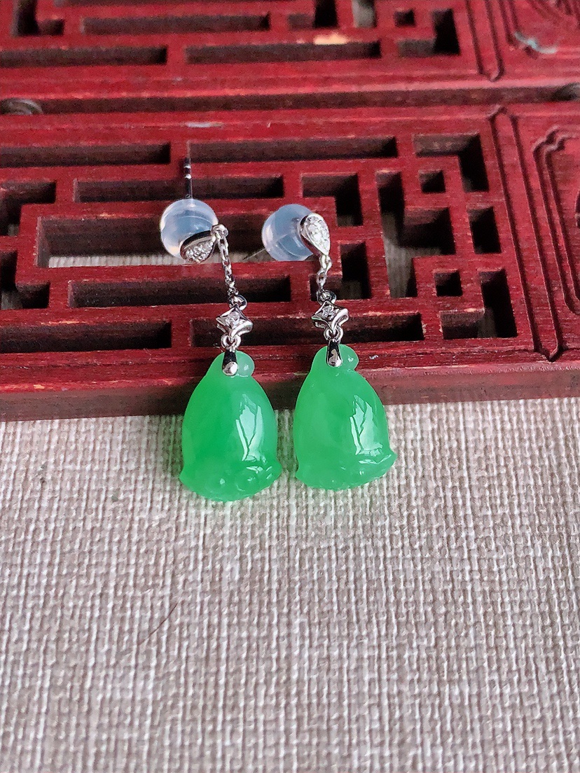 天然A货翡翠18K金扣头满绿莲蓬耳坠吊 
尺寸13.3-10-5.5mm 重量3.35g 0403