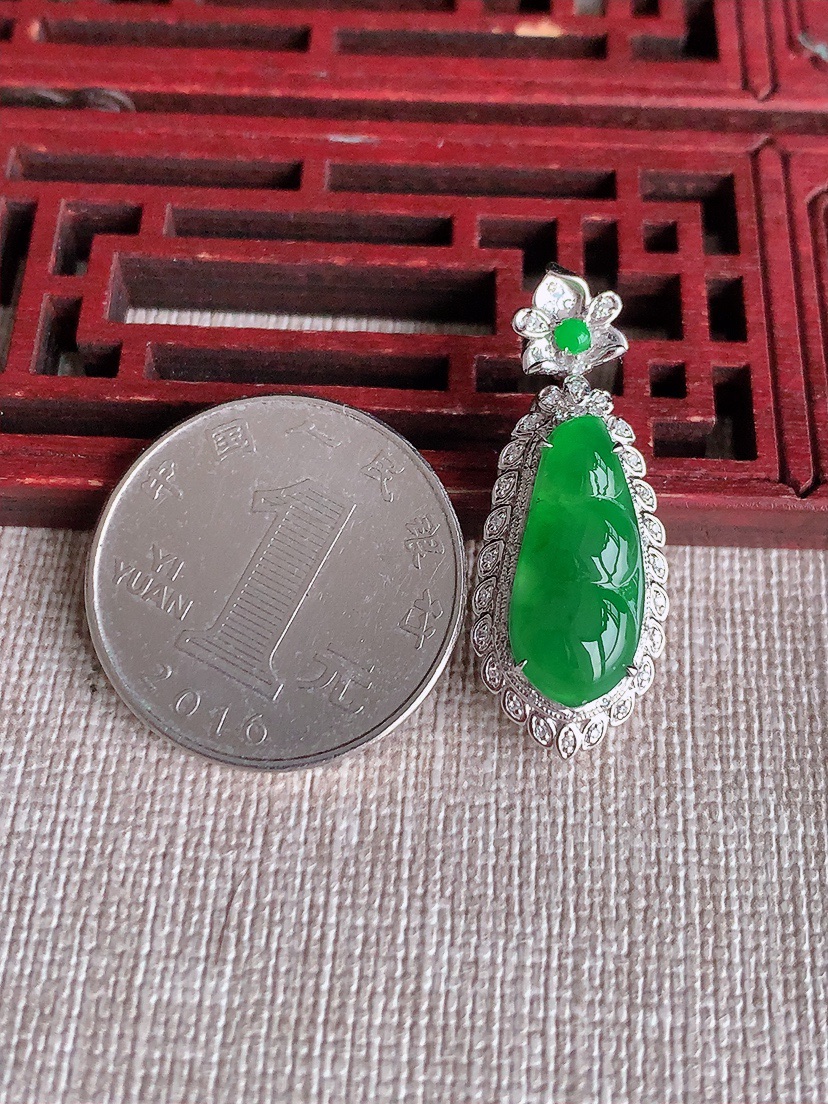 天然A货翡翠18K金伴钻镶嵌满绿四季豆福豆平安豆吊坠 
尺寸32-12.3-9.5裸石18-8mm 重量3.33g 0403