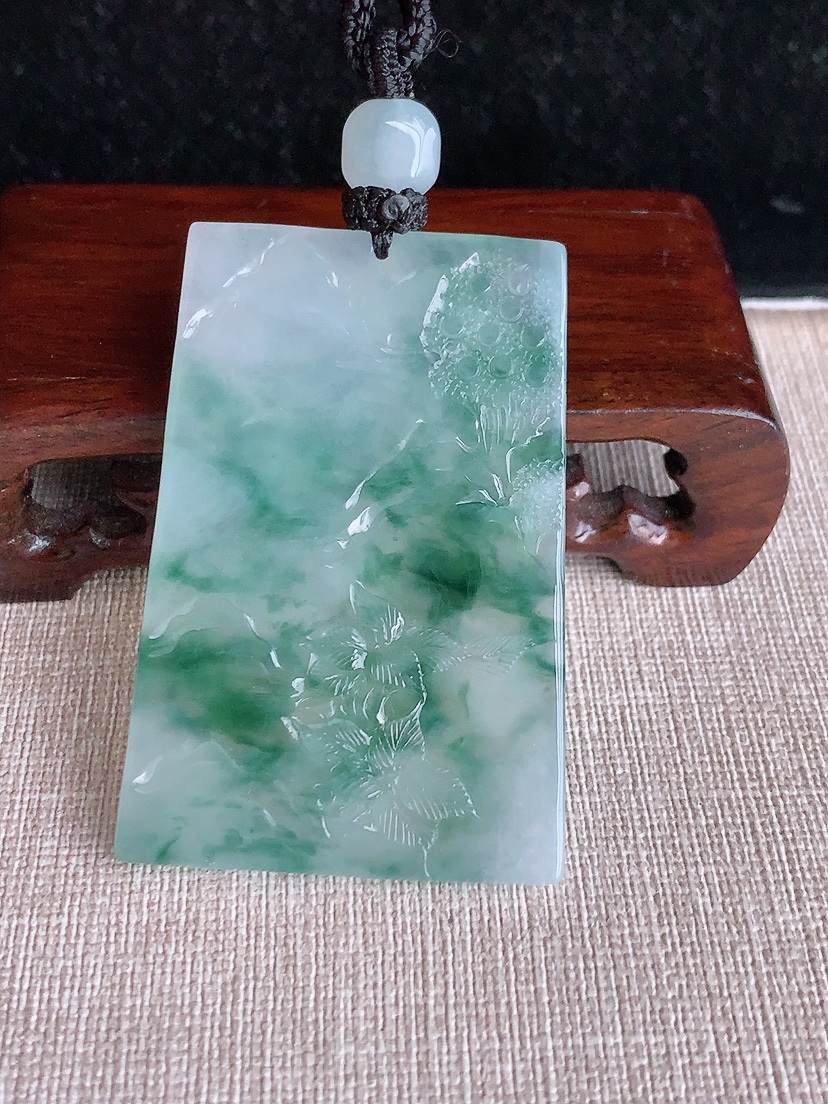 天然A货翡翠飘花意境山水牌吊坠 
尺寸60.2-39.5-4.8mm 重量33.80g 0403