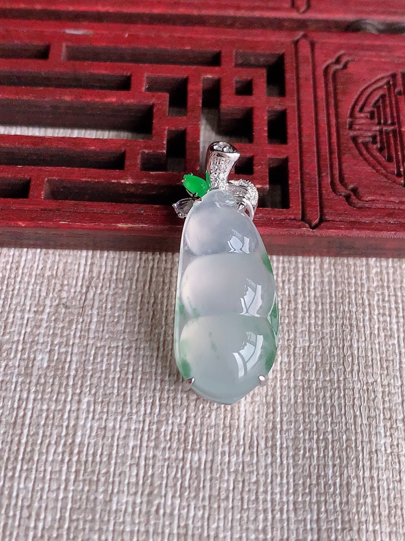 天然A货翡翠18K金伴钻镶嵌飘花四季豆福豆平安豆吊坠  
尺寸31.2-25.2-11.8-7.3mm 重量3.95g 0403