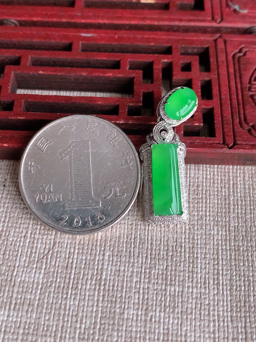 天然A货翡翠18K金伴钻镶嵌满绿无事牌吊坠  
尺寸30.5-9.6-5.6裸石14.2-5.6mm 重量2.68g 0403