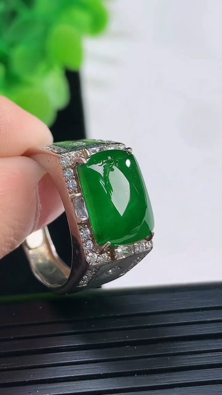 天然A货翡翠马鞍戒指尺寸12.6-9.2-3重:7.85g 1782026年4月6日
工厂直销收藏佳品,种好水足，色泽均匀，有种有色，上手高大气！