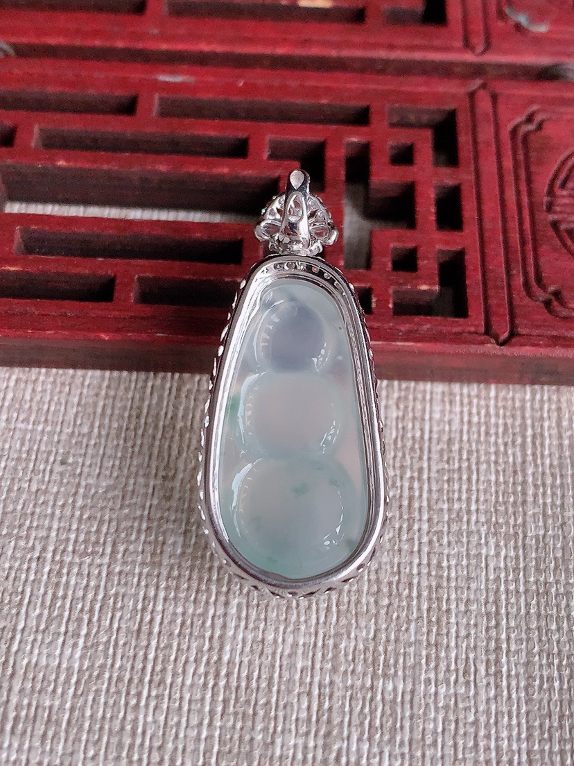 天然A货翡翠18K金伴钻镶嵌飘花四季豆福豆平安豆吊坠 
尺寸35.5-15.5-10.8裸石25.5