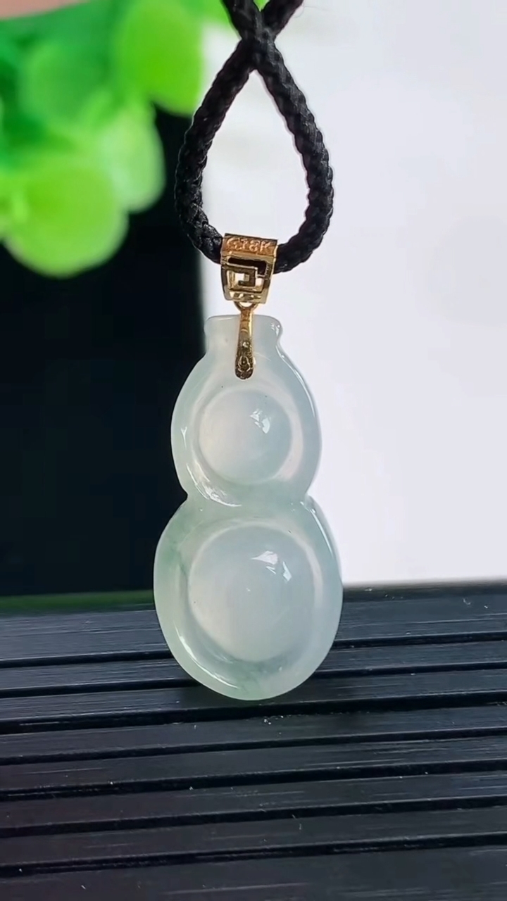 天然A货翡翠18K金飘花葫芦吊坠尺寸28.1-13.1-4.6重:1.95g
4月6日 637